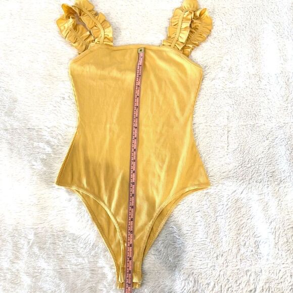 Le Lis Flounced Ruffle Strap Ribbed Mustard Yellow Bodysuit Size Small - Picture 7 of 8
